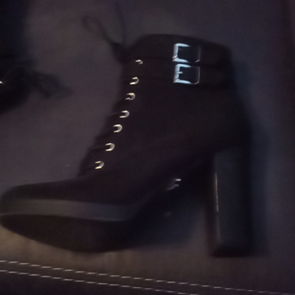 Heels - Picture 3 of 3